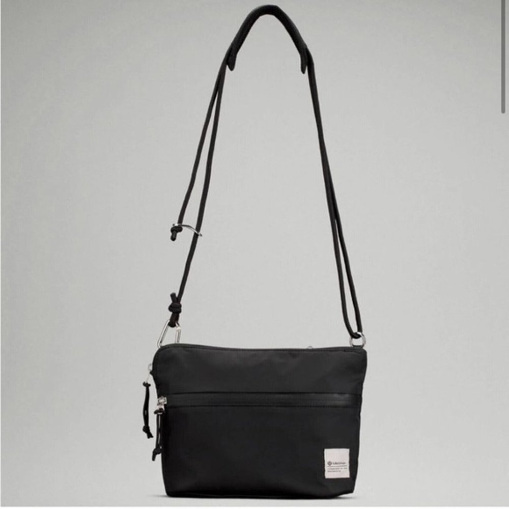 Lululemon Black Patch Logo Crossbody Bag 2.5L Convertible Length Strap Nylon
